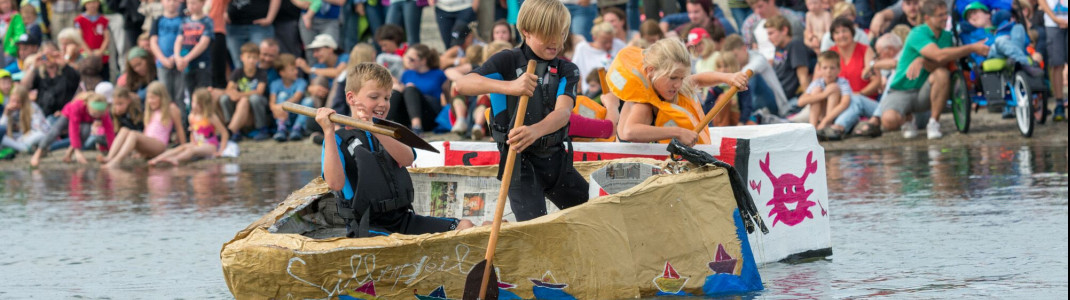 Die Spiekerooger Papierbootregatta ist Bastel- und Paddelspaß für kleine Kapitäne.
