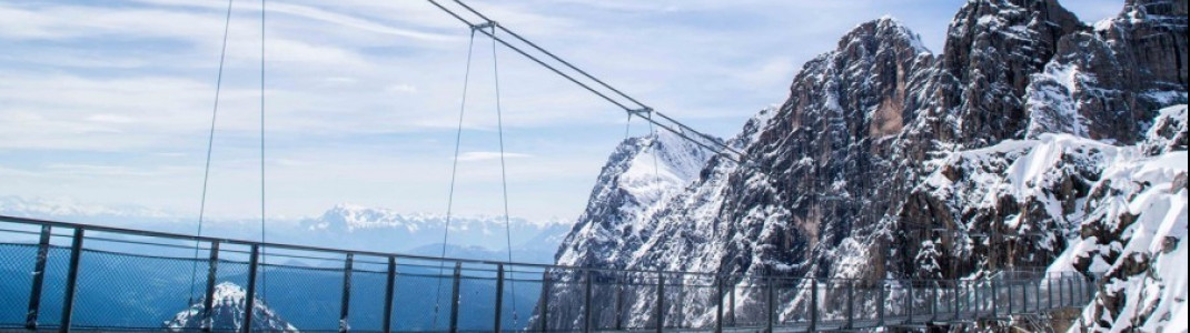 Die Dachstein Hängebrücke verläuft 400 Meter über dem Abgrund.