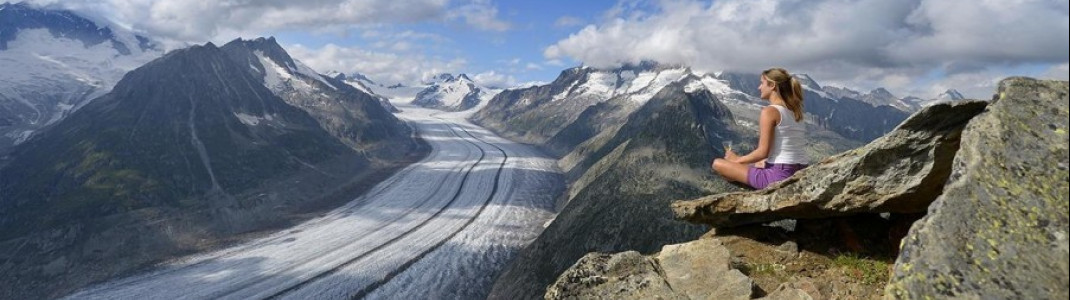 Vor dem Eggishorn erstreckt sich der mächtige Aletschgletscher.