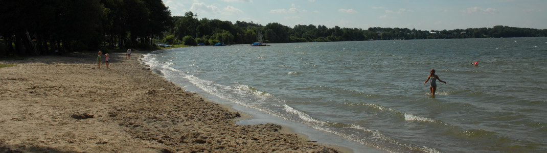 Rund um den Plöner See findest du viele Badestellen mit Stränden, wo du ohne Probleme ins kühle Nass springen kannst.