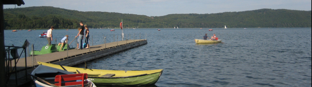Am Laacher See kannst du dir nahe der Klosteranlage Tret- und Ruderboote mieten.