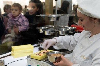 Selbstgemacht schmeckt einfach besser: Mit viel Kreativität und Schokolade entsteht hier eine ganz persönliche Tafel – zum Mitnehmen, Verschenken oder sofort Genießen.