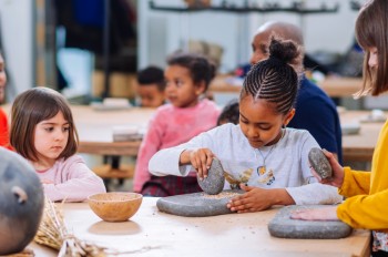 Wie in der Steinzeit: In der Mitmachwerkstatt dürfen Kinder selbst Hand anlegen – zum Beispiel beim Brotbacken nach uralter Tradition.