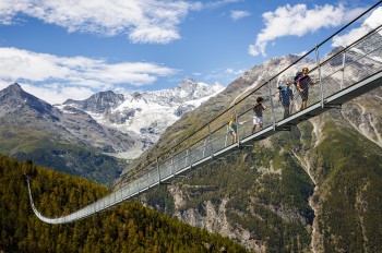 Die längste Fußgänger-Hängebrücke der Alpen liegt im Wallis in der Schweiz.