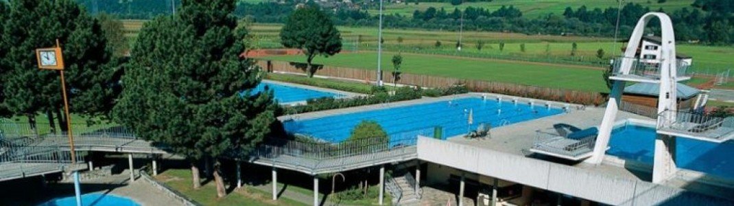 Das Alpenschwimmbad Wattens bietet Wasserspaß mit herrlichem Panorama.