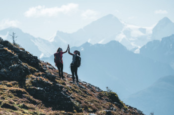 High Five am Berg - wer den Hohe Tauern Panorama Trail bezwingt, kann die schönsten Landschaften der Nationalpark Region von seiner Bucket List streichen.