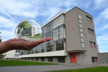 Entlang der Radwege erwartet dich viel UNESCO-Welterbe, u.a. die Bauhausgebäude in Dessau.
