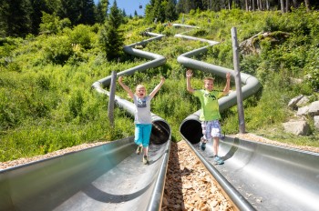 Im größten Waldrutschenpark Europas erwarten dich insgesamt 380 Meter Rutschenspaß.