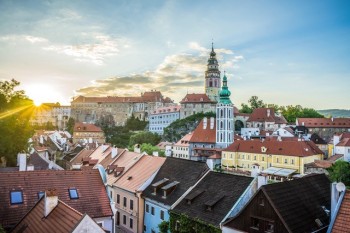 Historische Gassen, bunte Fassaden und das imposante Schloss: Český Krumlov zählt zu den schönsten Städten Südböhmens und begeistert mit mittelalterlichem Charme.