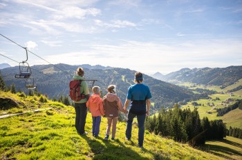 Bei geführten Wanderungen lernen Familien die Natur kennen.