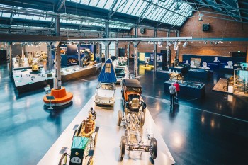 In der Ausstellung finden Besucher zahlreiche Exponate zur Geschichte der Industrie in Chemnitz und Sachsen.