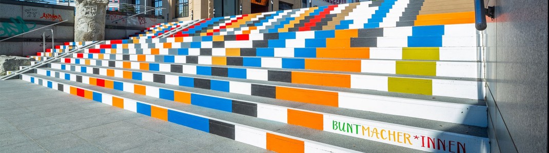 Die Stadt Chemnitz musste sich nach den Luftangriffen im 2. Weltkrieg völlig neu erfinden – beispielsweise durch Kunstprojekte, wie diese bunte Treppe.
