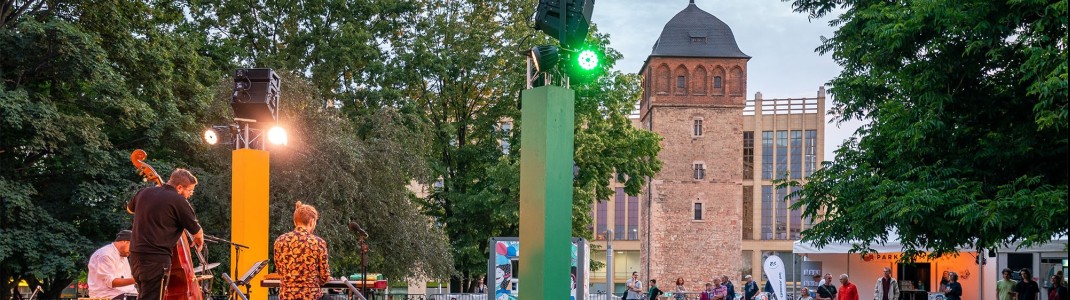 Vor allem im Sommer dient der Park um den Roten Turm als Treffpunkt und Veranstaltungsort.