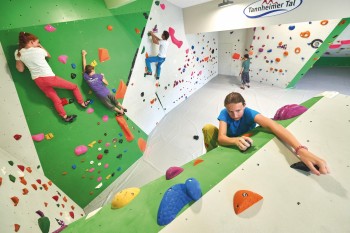 Ob Einsteiger oder kleine Profis – beim Bouldern ist für jedes Können die passende Herausforderung dabei.