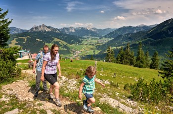 Eltern und Kinder erleben die Schönheit der Alpen auf familienfreundlichen Wegen.
