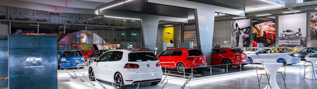 Neben vielen Oldtimern sind auch moderne High-Tech-Umbauten zu sehen.