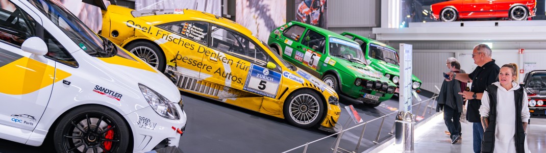 Auch Rennsportmodelle dürfen in der Tuning-Ausstellung nicht fehlen.