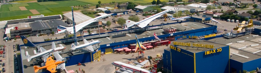 Auf dem Gelände stehen mehrere begehbare Flugzeuge.