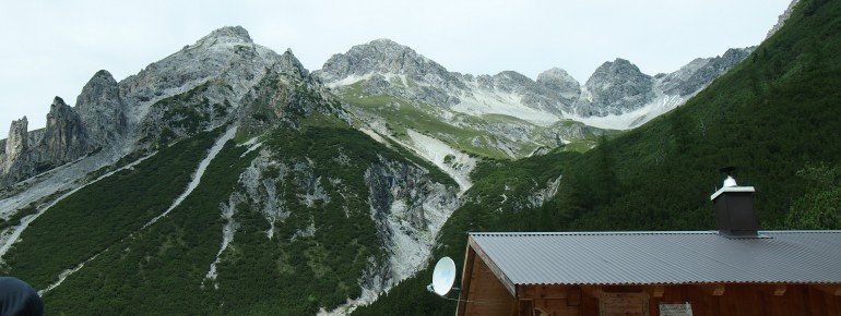 Umgeben von einem tollen Panorama lädt die Unterlochalm zu einer Stärkung ein