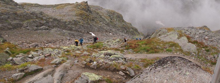 Der Aufstieg zur Braunschweiger Hütte führt über felsige Serpentinen