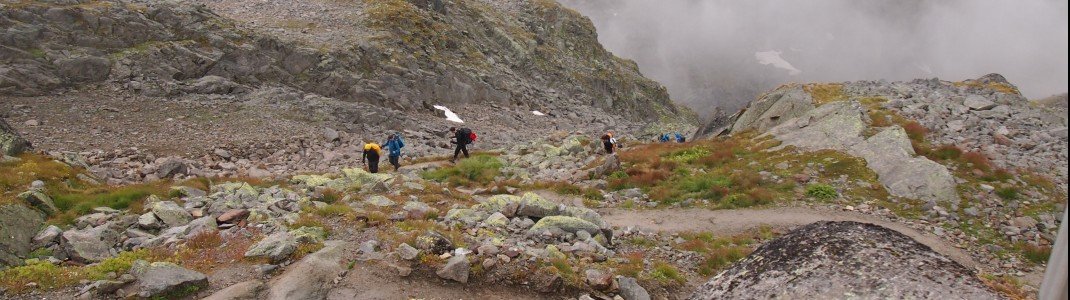 Der Aufstieg zur Braunschweiger Hütte führt über felsige Serpentinen