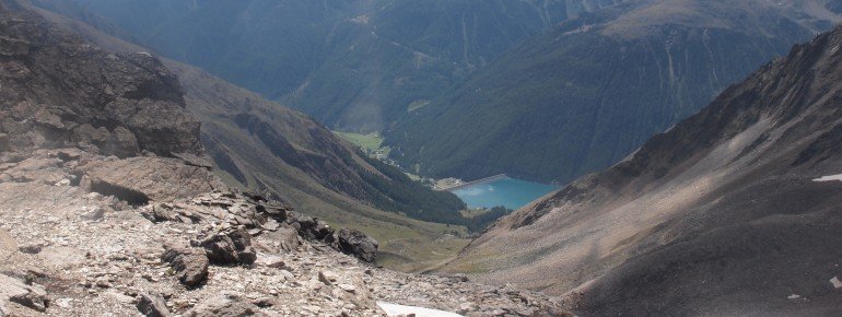 Der Blick auf den Vernagter Stausee begleitet dich bereits von der Ötzifundstelle aus