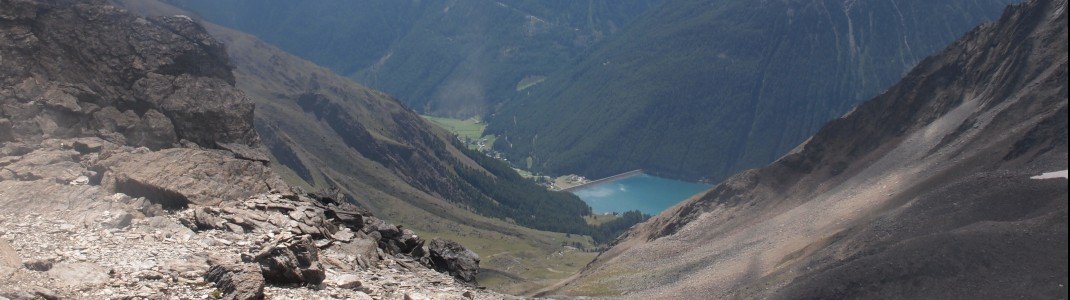 Der Blick auf den Vernagter Stausee begleitet dich bereits von der Ötzifundstelle aus
