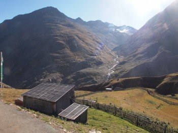Auf dem Weg zur Martin-Busch-Hütte genießt du einen herrlichen Ausblick auf die umliegenden Ötztaler Alpen