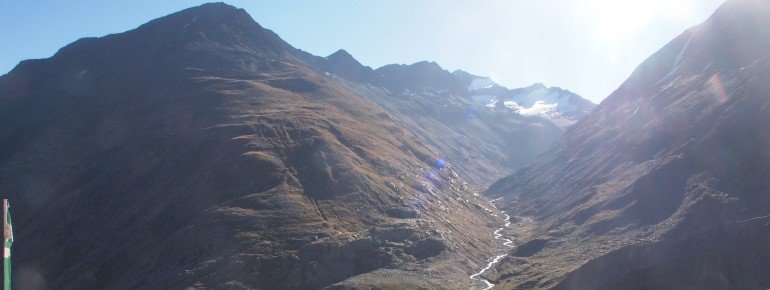 Auf dem Weg zur Martin-Busch-Hütte genießt du einen herrlichen Ausblick auf die umliegenden Ötztaler Alpen