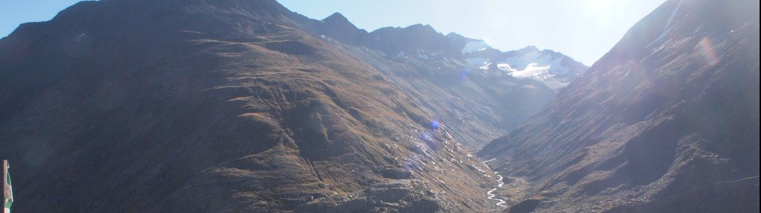 Auf dem Weg zur Martin-Busch-Hütte genießt du einen herrlichen Ausblick auf die umliegenden Ötztaler Alpen