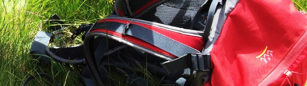 Mit einem Rucksack und Wanderstöcken ist der Anfang schon mal geschafft