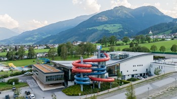 Die Erlebnistherme bietet Badespaß für Kinder und Erholung für Erwachsene.