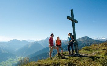 Am Gaisberg genießen Wanderer das Panorama zum Rettenstein