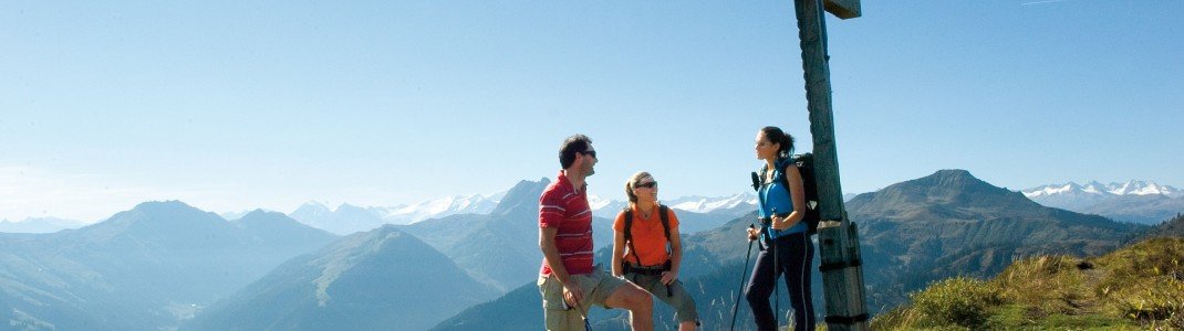 Am Gaisberg genießen Wanderer das Panorama zum Rettenstein