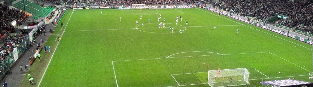 Blick auf das Spielfeld und den Innenraum des ältesten Stadions der EM 2016