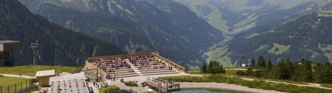 Rund um den Speicherteich Filzen genießen Besucher Natur, Weitblick und spannende Einblicke in die Falknerei.