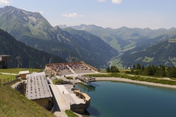 Around the Filzen Reservoir, visitors can enjoy nature, expansive views, and fascinating insights into falconry.