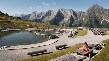 Between AhornSee and AhornBachl, numerous spots invite visitors to play, relax, and linger.