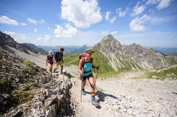 Beim Wandern in drei Höhenlagen erwarten dich traumhafte Ausblicke, wie hier auf die Oberstdorfer Hammerspitze.