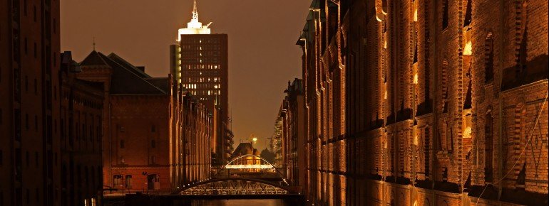 Moderne Lichtinstallationen sorgen für ein einzigartiges Flair bei Nacht.