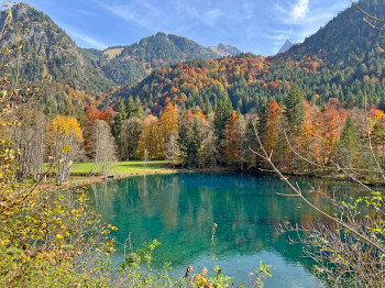 Eine farbenfrohe Landschaft wartet im Herbst am Christlessee.