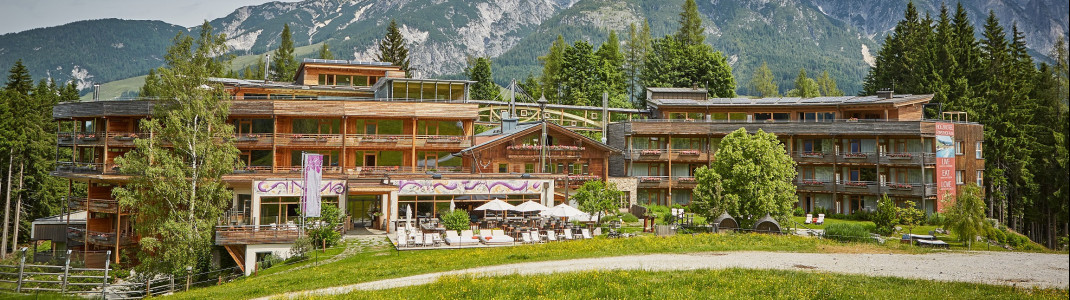 Am Ende einer Serpentinenstraße liegt das Holzhotel auf der Forsthofalm.