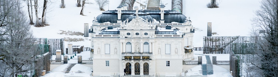 Schloss Linderhof präsentiert sich in märchenhafter Stille und bildet den südlichen Endpunkt des Weitwanderwegs.