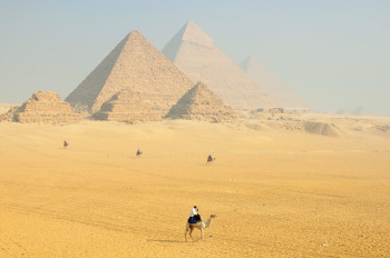 Die atemberaubenden Pyramiden von Gizeh, in der Nähe der Hauptstadt Kairo