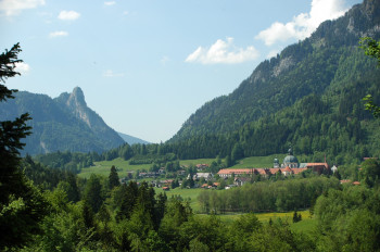 Ein neuer Waldthemenweg führt vom Kloster Ettal durch den Naturpark der Ammergauer Alpen bis zum Schloss Linderhof.