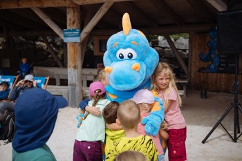 Bei den Sommerpartys am Triassic Beach sorgen Spiele, Musik, Tanz und Maskottchen Triassi für Urzeit-Stimmung bei der ganzen Familie.