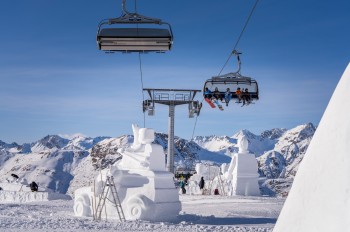 Handarbeit auf 2.000 Metern: Die internationalen Künstler formten mehrere Tage lang die massiven Schneeblöcke zu detailreichen LEGO-Figuren.
