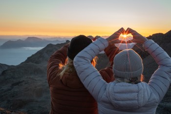 Magischer Moment am Rothorn: Beim Sonnenaufgang verschmelzen Bergpanorama und Herzensmoment zu einem unvergesslichen Erlebnis.
