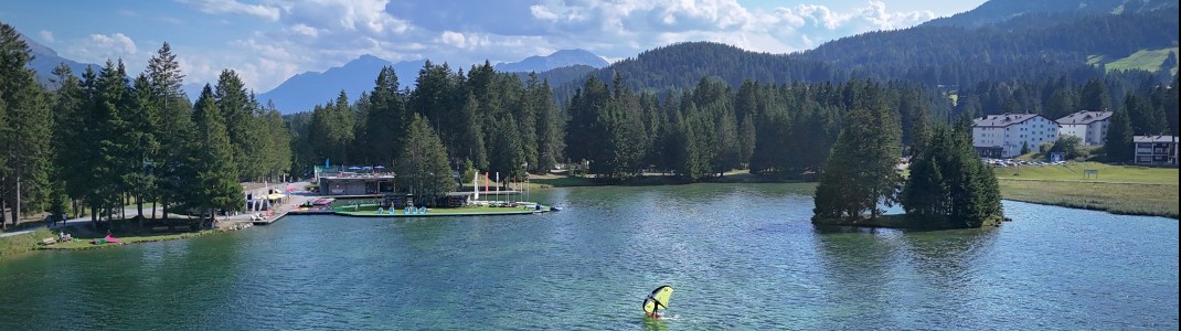 Sommer am Heidsee: Beim Wingfoilen genießen Wassersportler die perfekte Kombination aus Bergkulisse und See-Feeling.