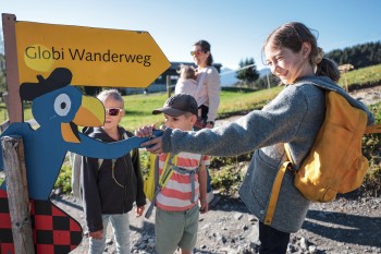 Abenteuer für die ganze Familie: Auf dem Globi Wanderweg wird die Bergwelt spielerisch entdeckt.
